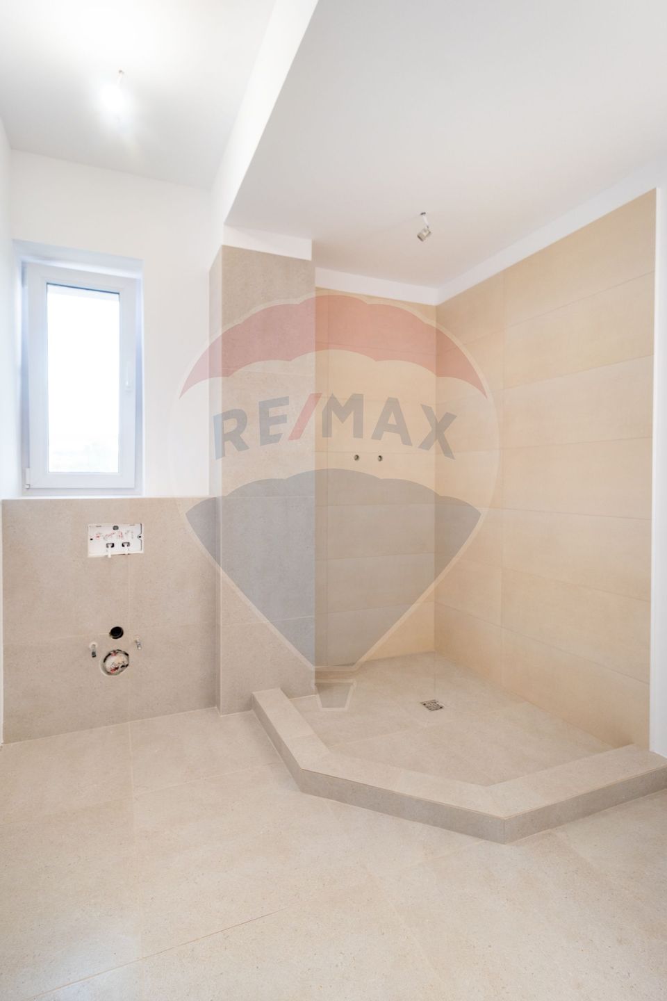 Unique 3 room oversized apartment, Damaroaia - Petrom City