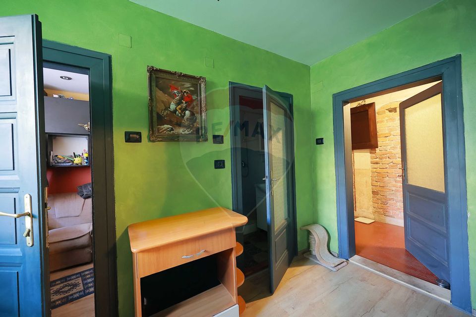 Casă Evreiască de Vânzare, Singur în Curte în zona Ultracentral