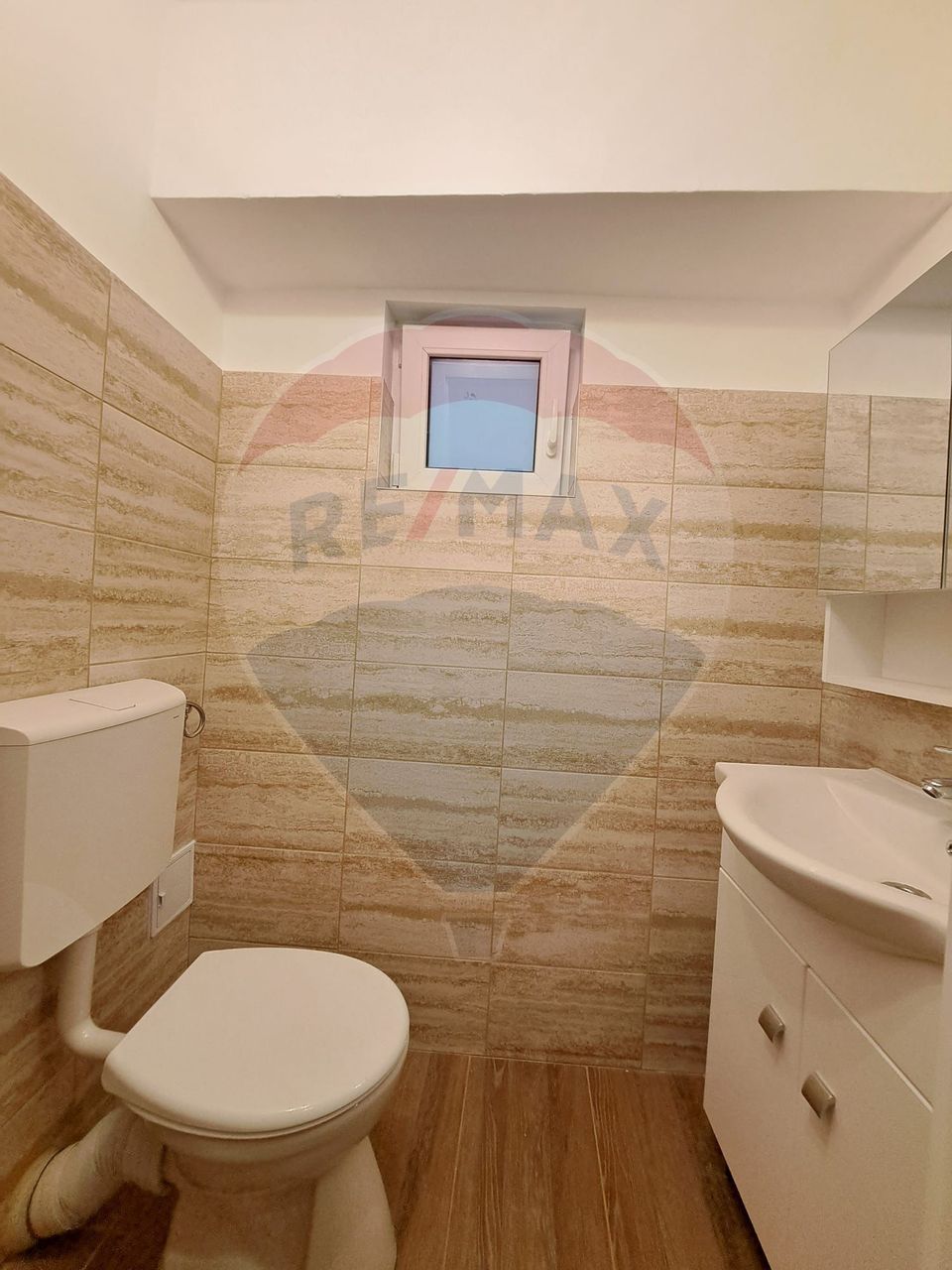 Apartament cu 3 camere de închiriat în zona Unirii