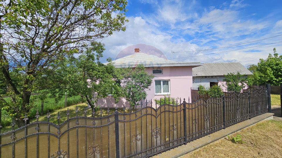 Casă  cu 3 camere, teren intravilan de 1300mp în Ipotești Tișăuți, SV