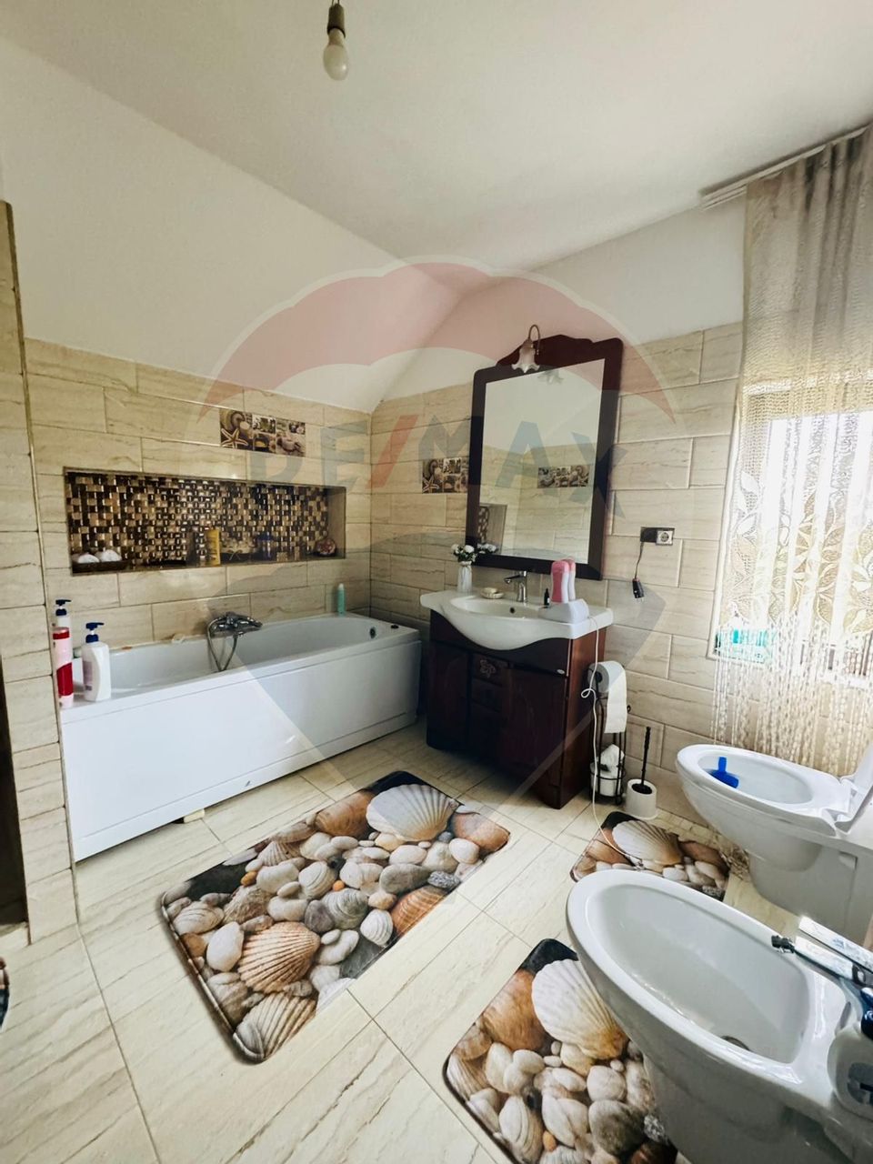 Casă / Vilă cu 5 camere de vânzare în zona Nord-Est