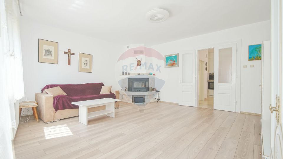 Casă falnică, curte individuală, langă Piața Unirii, în inima Scheilor