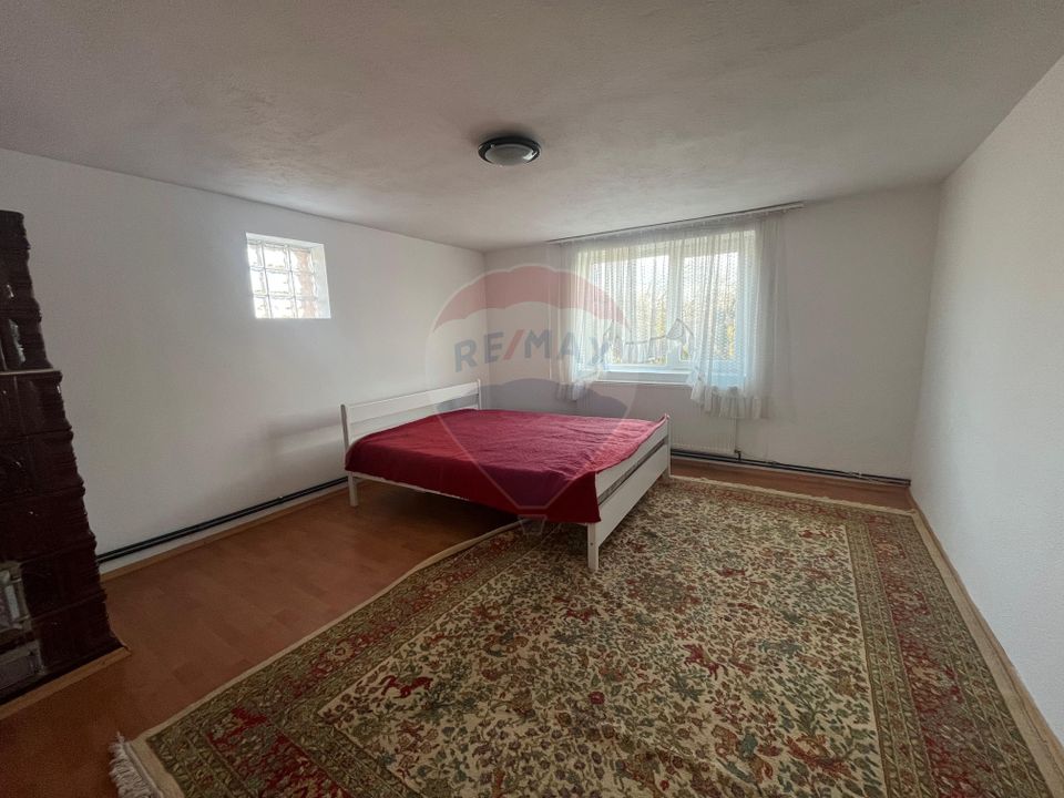 Casa cu 5 camere de vanzare in Priseaca 450 mp teren