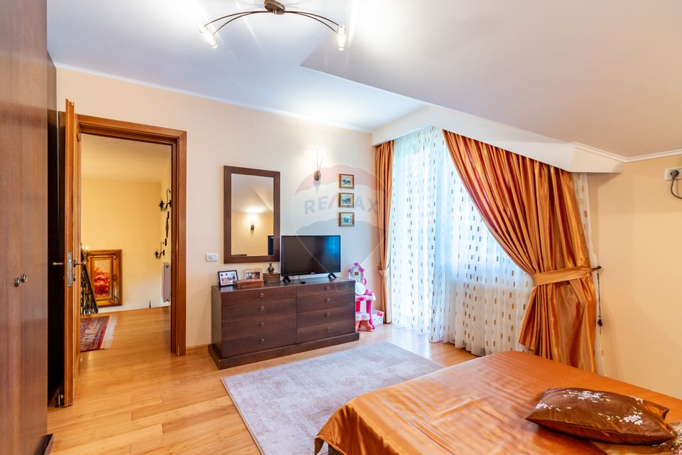 Casă / Vilă in Corbeanca, pe strada Laguna Albastra, langa lac