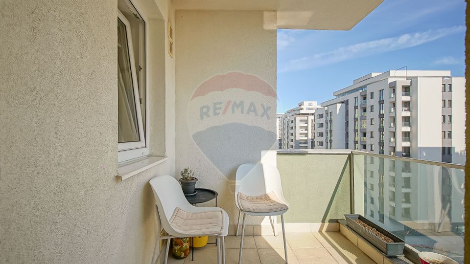 Apartament cu 2 camere și boxă de vânzare la Top City în Tractorul