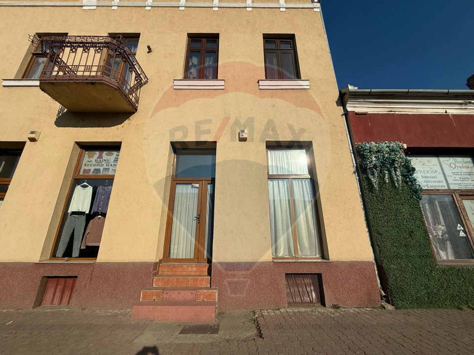 50sq.m Commercial Space for rent, Ultracentral area