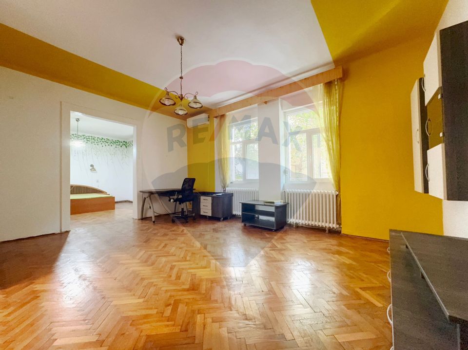 Apartament cu 3 camere de vânzare în zona Elisabetin