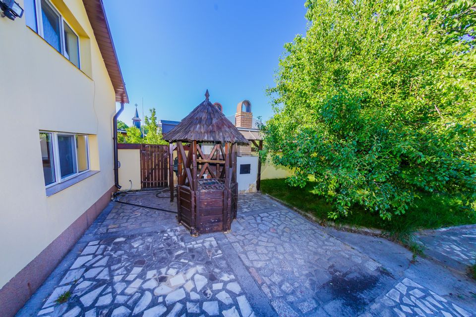 Casă cu 7 camere de vânzare la drumul principal cu 2 intrari