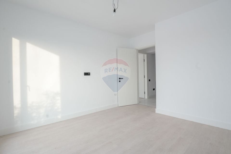 Vanzare apartament de lux cu 4 camere, curte de 279 mp in Pallady