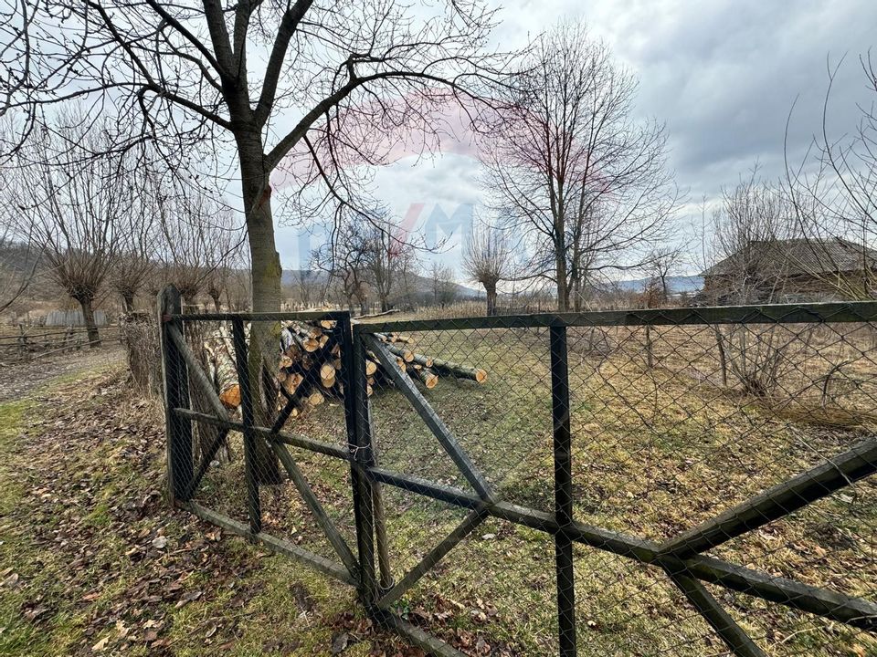 Teren generos in Aninoasa, înconjurat de natura