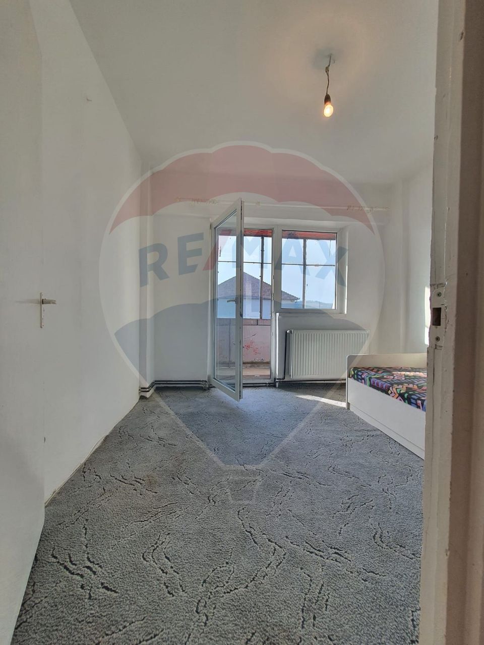 Apartament cu 3 camere de vânzare în zona Vitrometan