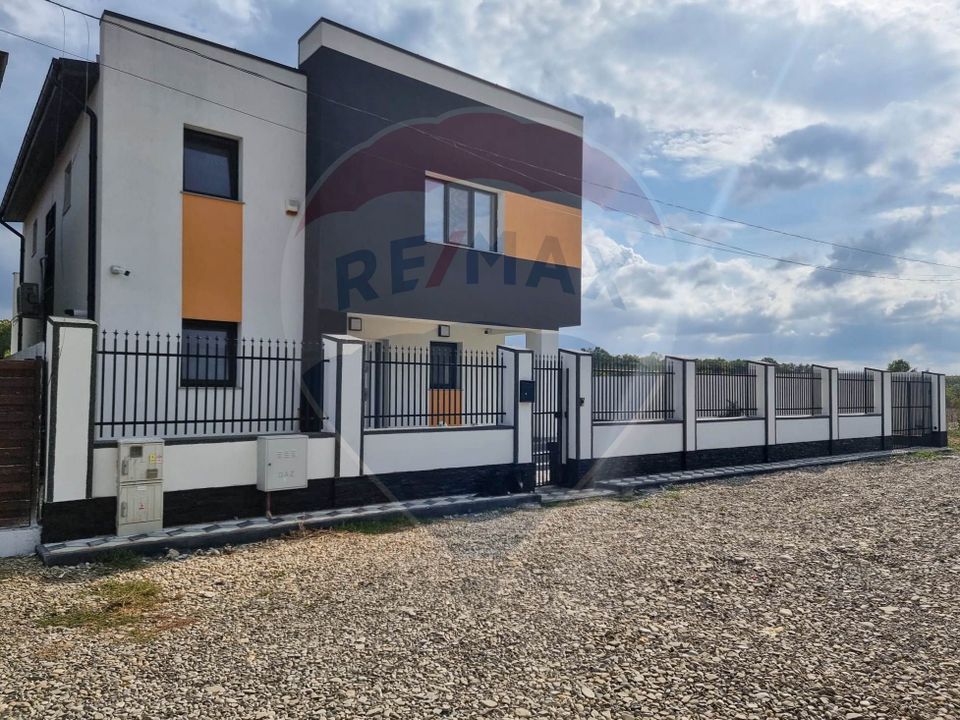 House - Villa 4 rooms in Pantelimon Magic Lake, Cernica forest