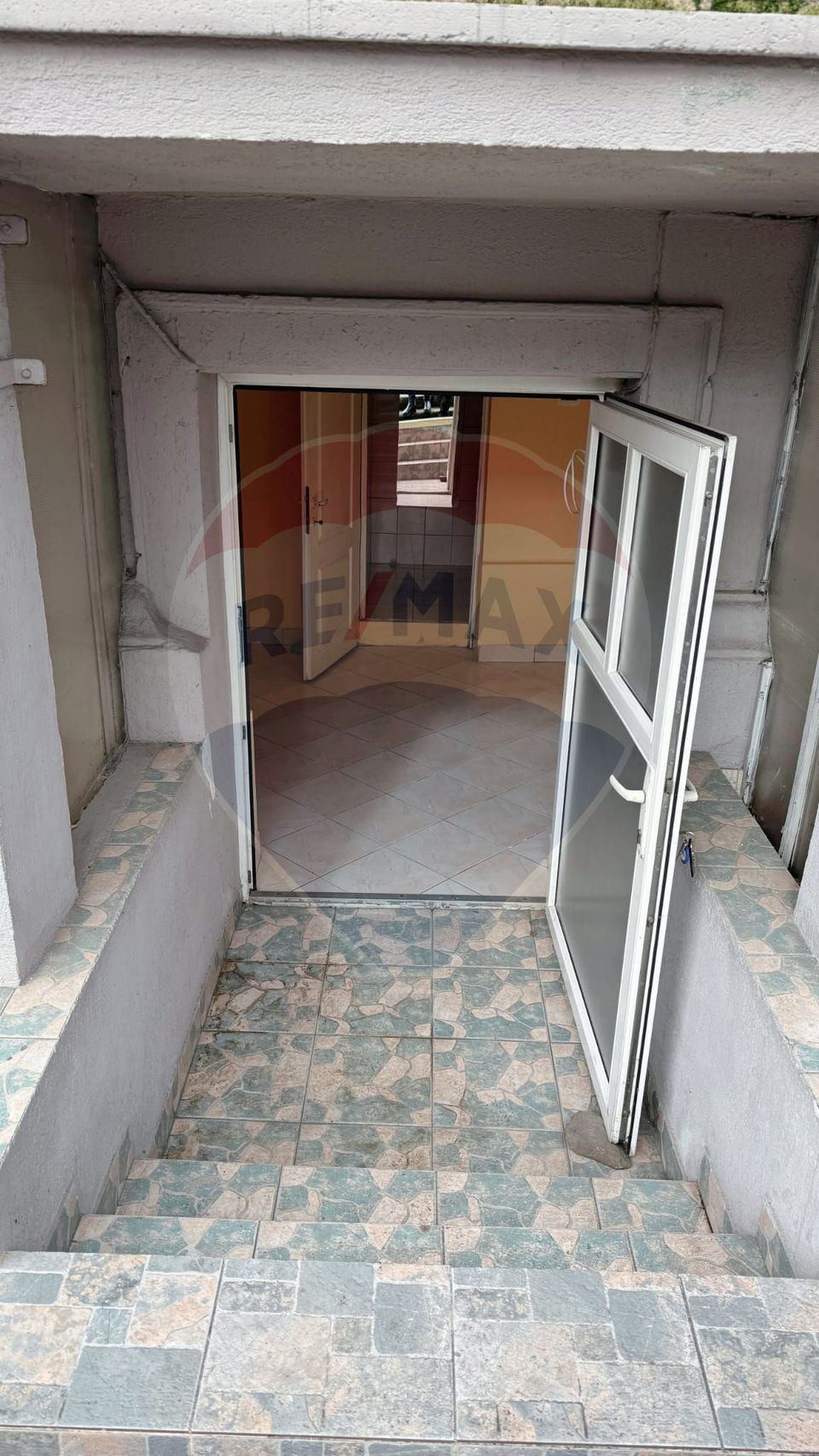 13.6sq.m Commercial Space, Ultracentral area