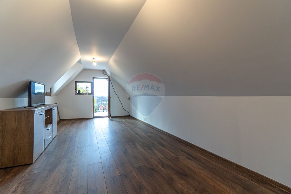 Casă / Vilă cu 6 camere de vânzare in Tarlungeni