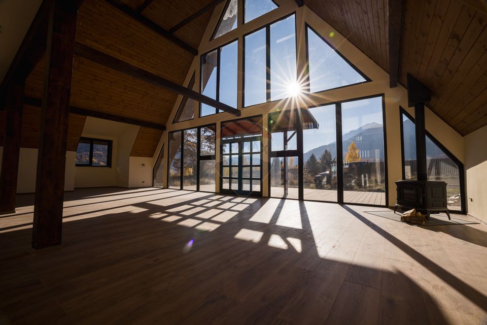 Vilă tip A-Frame, pe un platou montan, vedere panoramica catre Bucegi