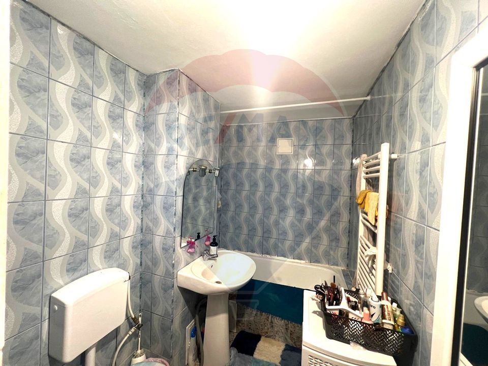 Apartament de vânzare cu 2 camere semidecomandate în zona Ura