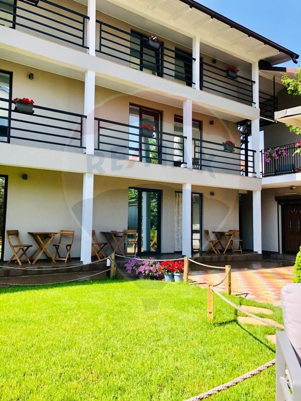 Pensiune de vanzare 20 de camere Mamaia Nord  200 m de plaja