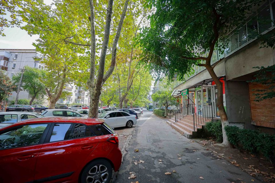 De vânzare apartament cu 1 cameră și spațiu comercial, în zona Decebal