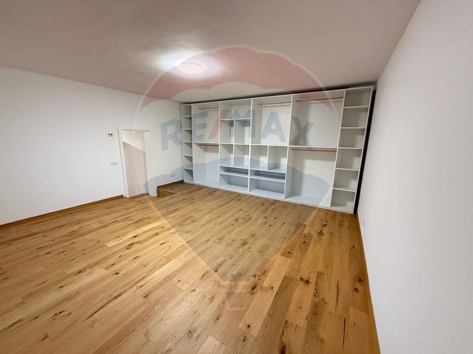 Apartament 4 camere, pe 2 niveluri si curte comuna în Centru