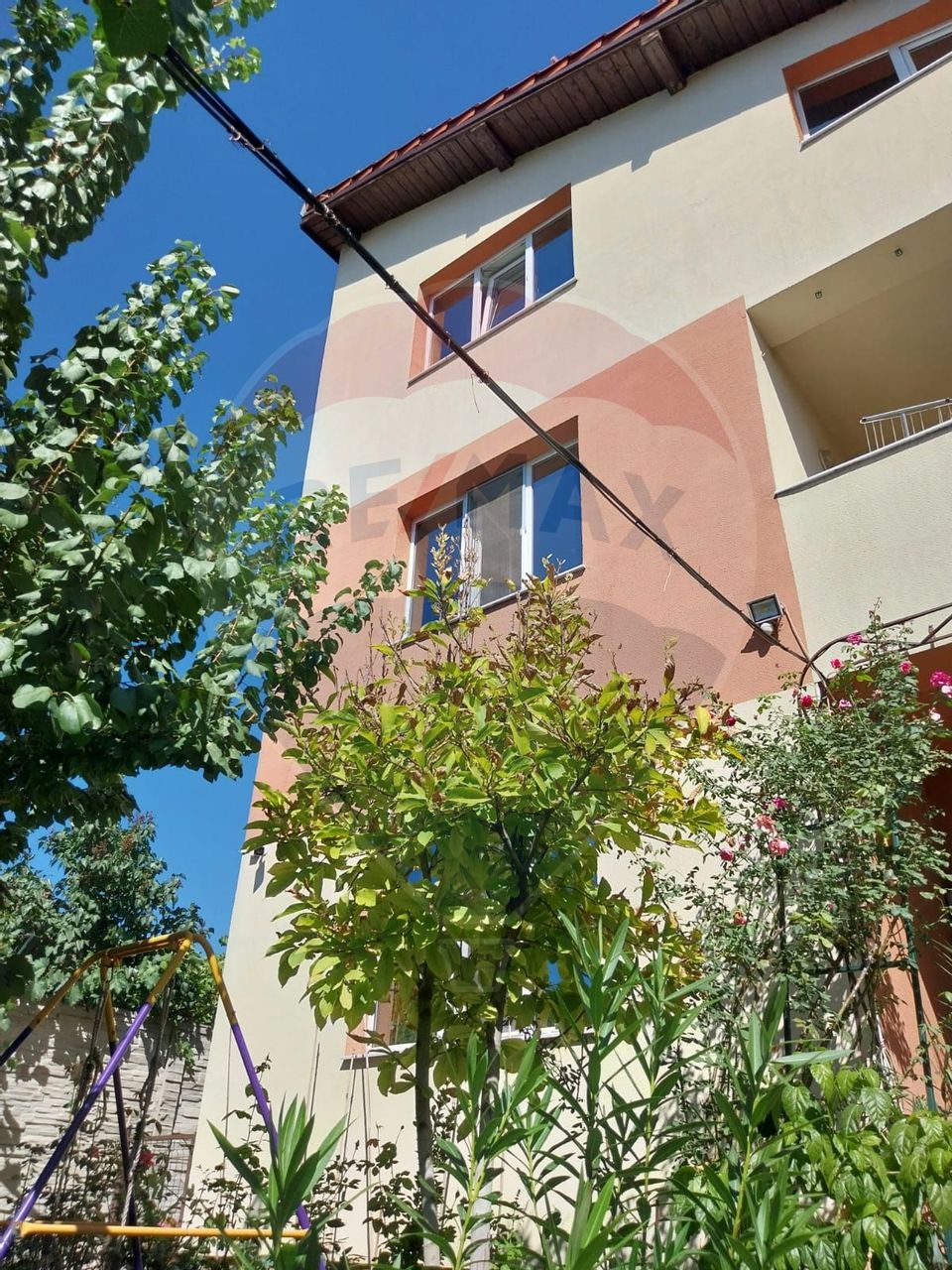 Casă / Vilă cu 9 camere de vânzare în zona 1 Mai