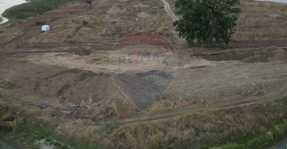 Teren Intravilan de Vânzare – 5.000 mp cu Deschidere la Lac.