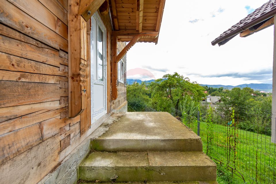 Duplex spațios – oportunitate pentru dezvoltatori sau două familii