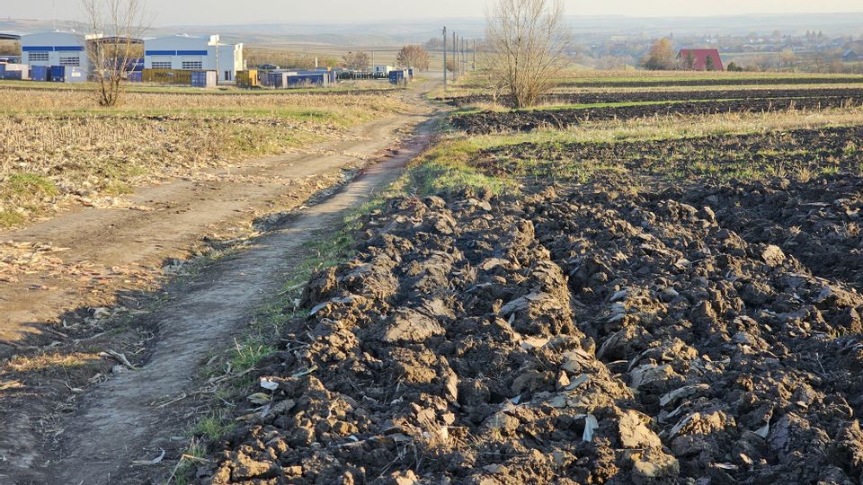 Teren extravilan 6,100mp Stroiesti / Soseaua DN17, Suceava