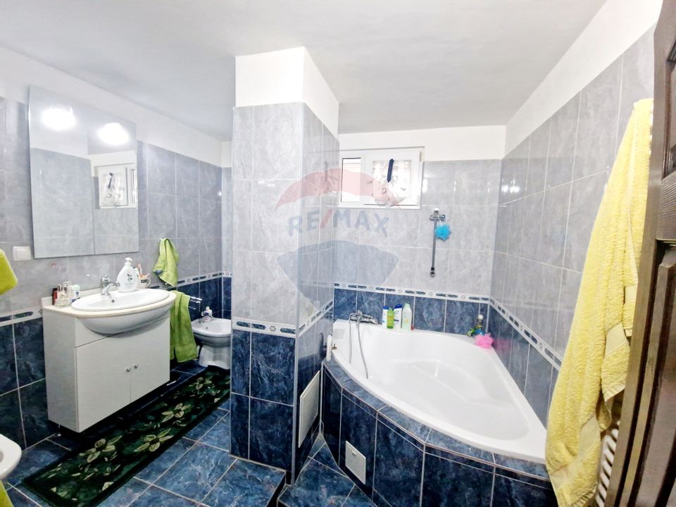 Apartament cu 3 camere de vânzare în zona Darmanesti