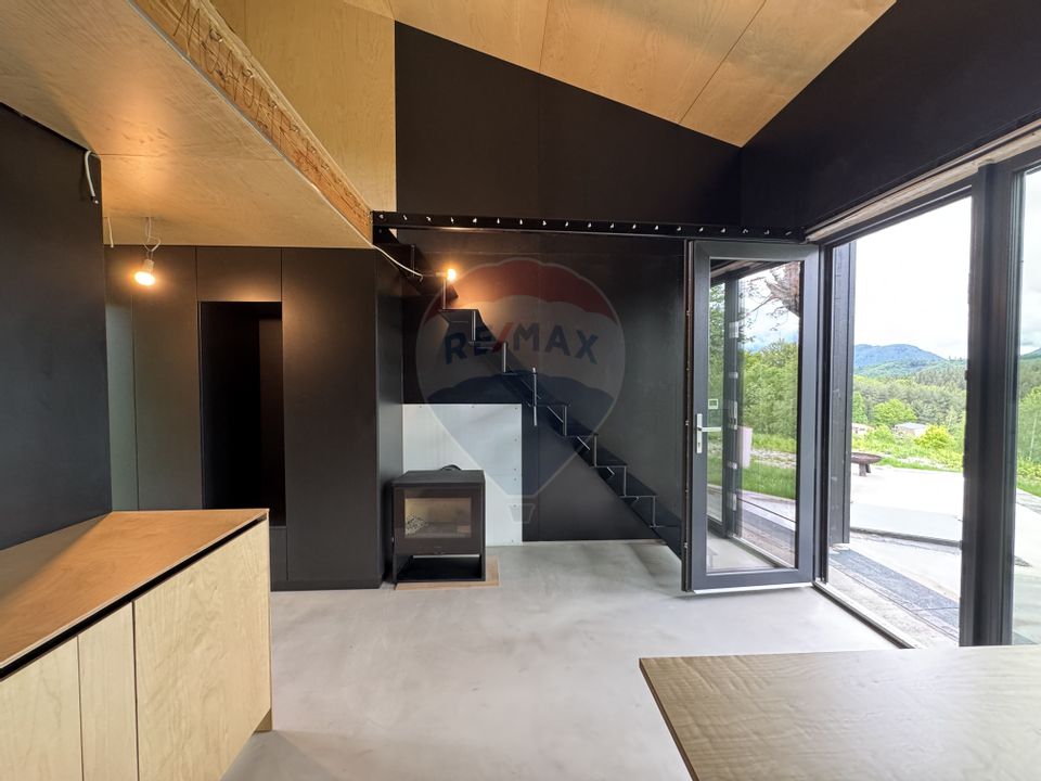 Doua case la munte, cu vedere superba, localizate in Poiana Marului