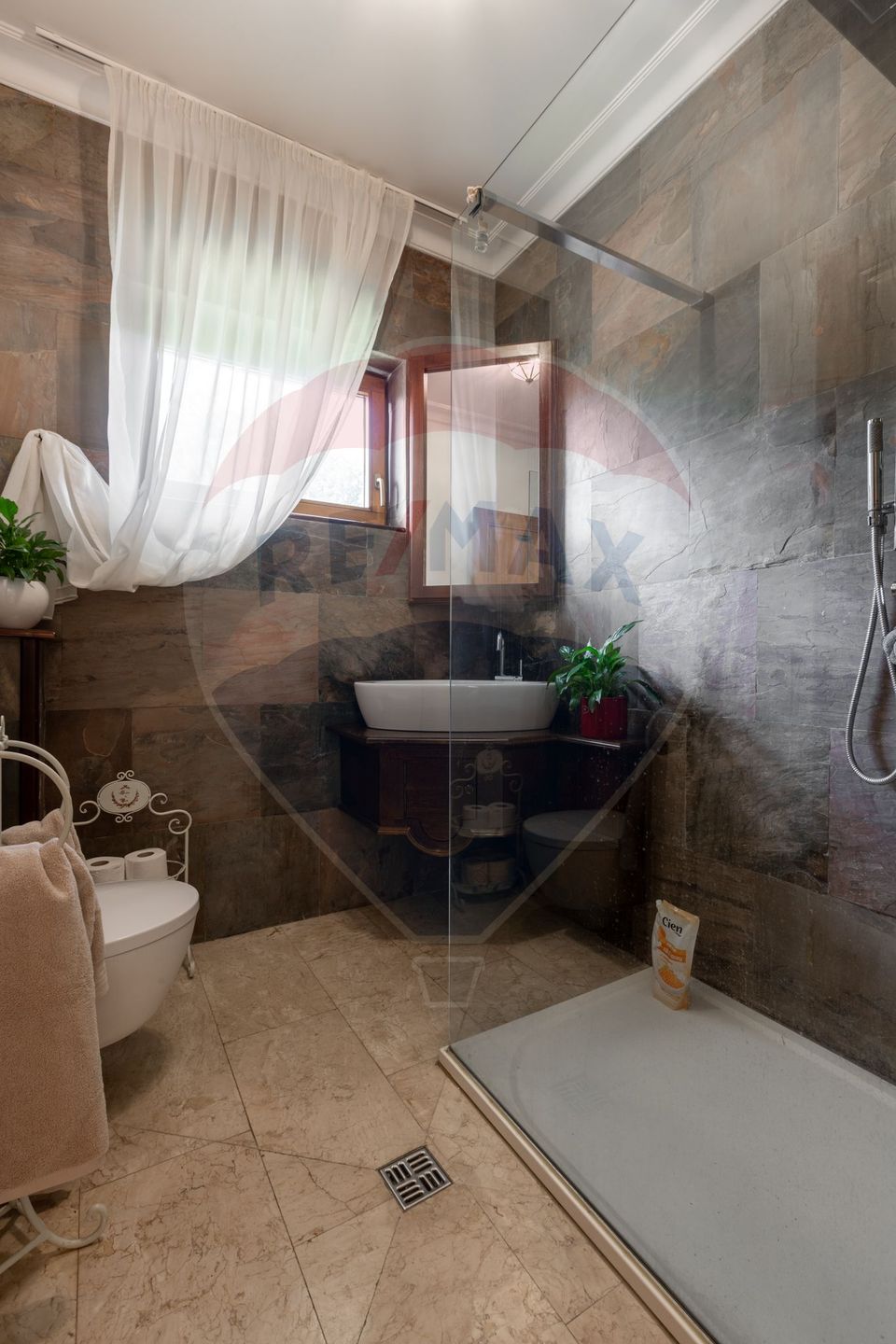 Casă spectaculoasă în Mediaș – reședința antrenorului Cristi Pustai