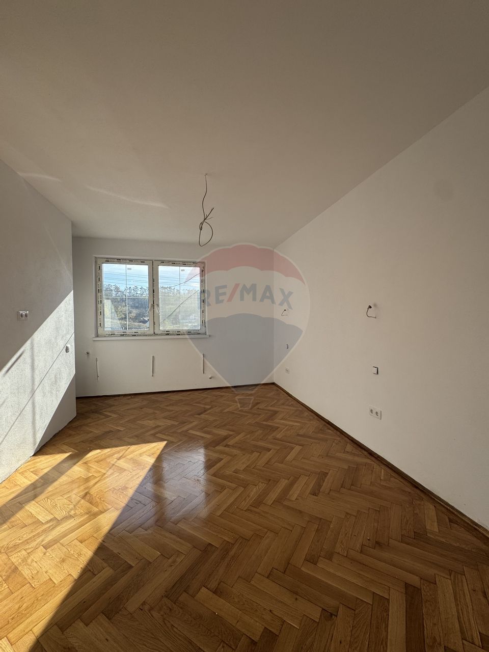 Casă complet renovată la interior în cartierul Vitrometan