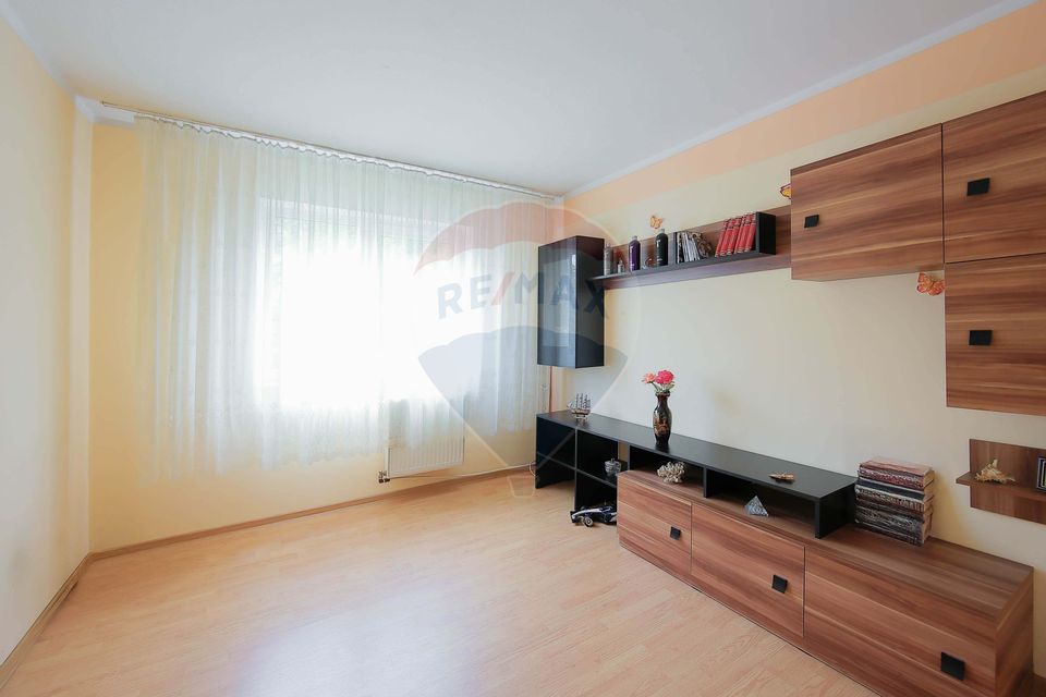 Apartament cu 3 camere de vânzare în zona Nufarul