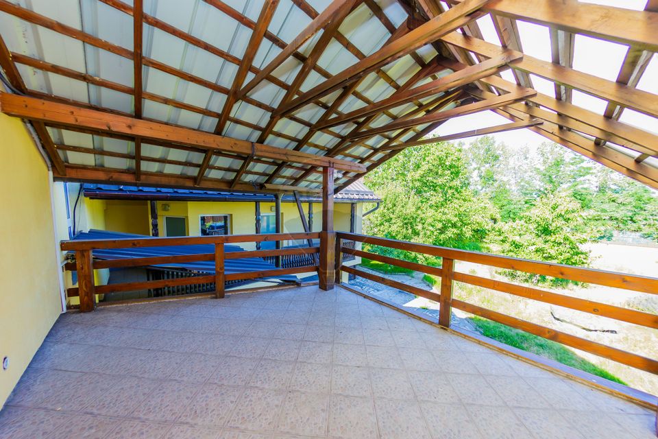 Casă cu 7 camere, 10 ari de vânzare la drumul principal cu 2 intrari