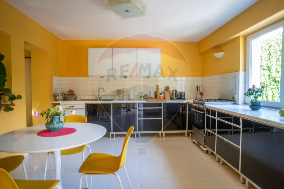 Casă / Vilă cu 10 camere si teren generos, Sos. Salaj