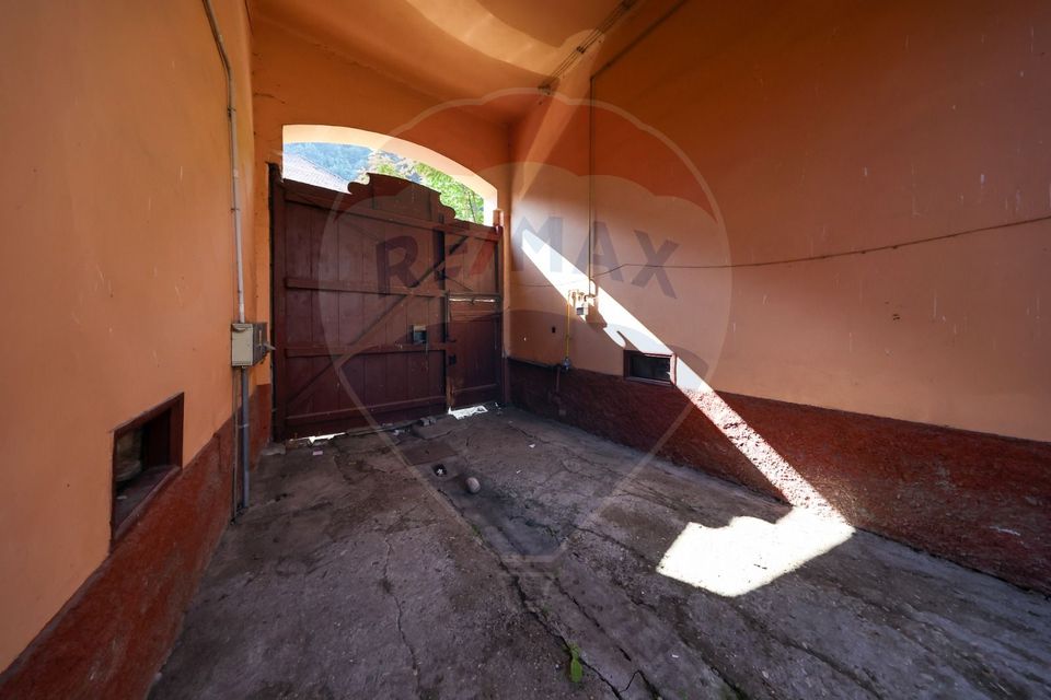 Casă / Vilă cu 10 camere de vânzare în zona Ultracentrală Râșnov