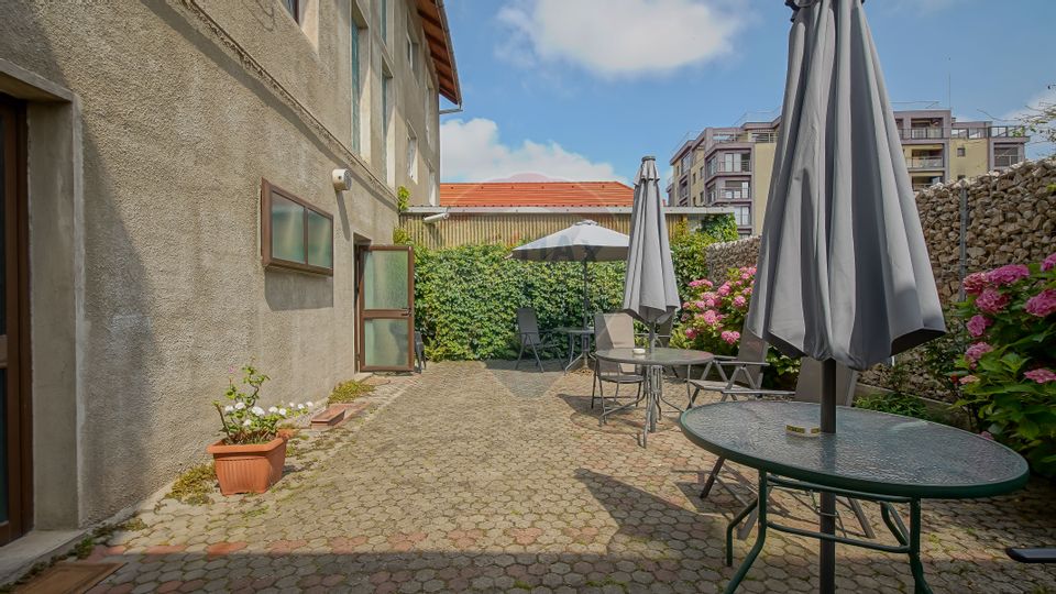 Comision 0 %! Pensiune cu 12 camere de vânzare, str. De Mijloc!