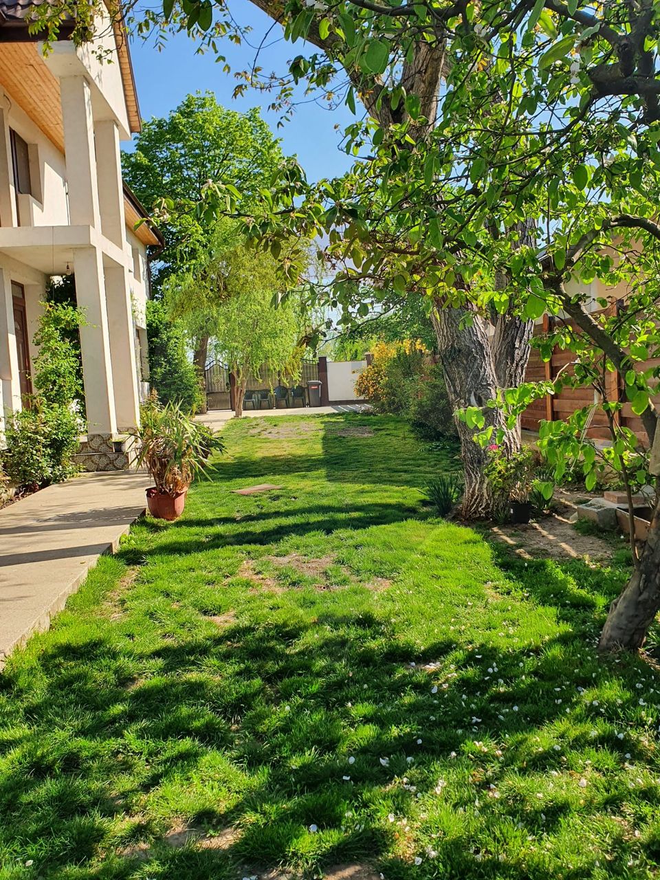 Vila cu 6 camere, teren 1200mp de vanzare- Varasti, la 4 km de Berceni