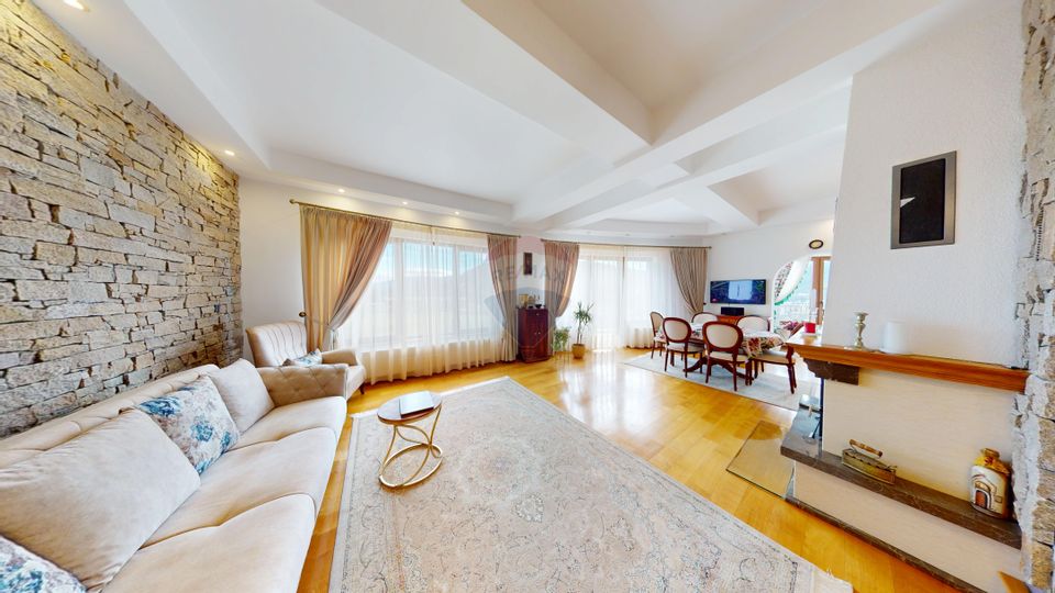 Casă / Vilă de Lux cu 5 camere de vânzare