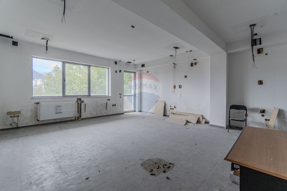 Cladire de 902 mp utili de vânzare, zona Grivitei - DN 13, COMISION 0