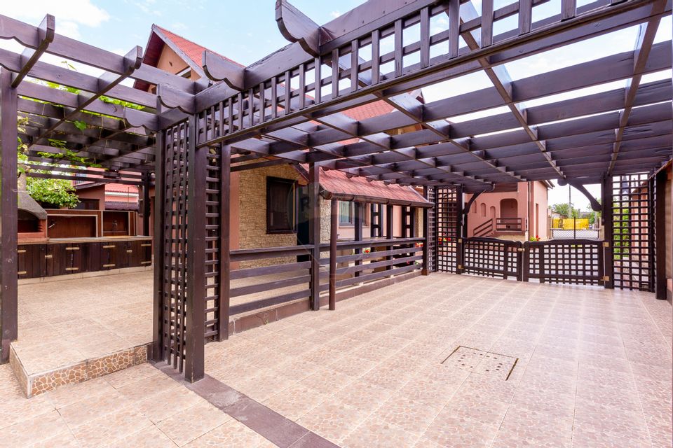 10 room House / Villa for sale, Serbanesti area