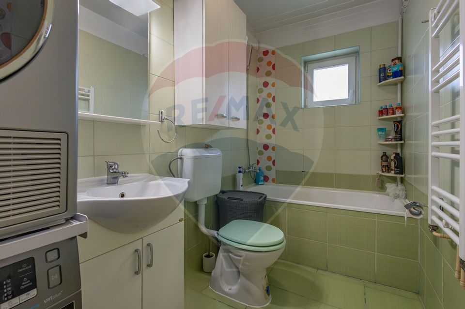 Apartament cu 3 camere de vânzare în zona Dambovita