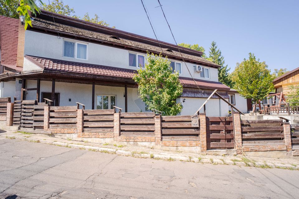 Casă / Vilă spatioasa cu teren in zona centrala Sararie