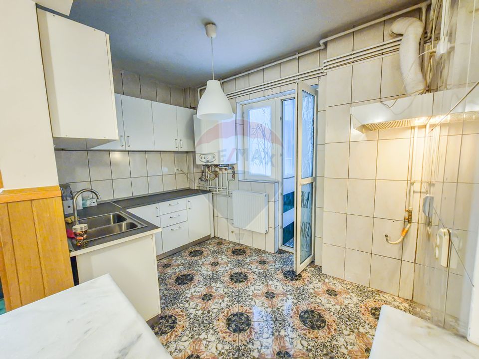 Apartament cu 4 camere de inchiriat, situat in zona Armenesca