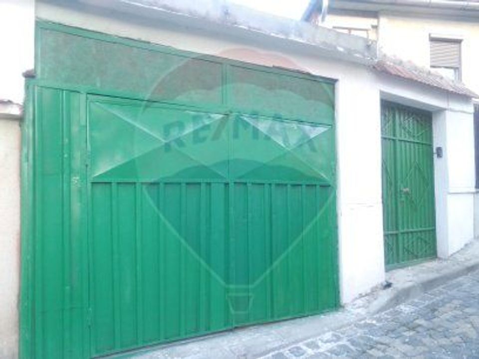 Casa individuală  4 camere de vânzare în zona Schei
