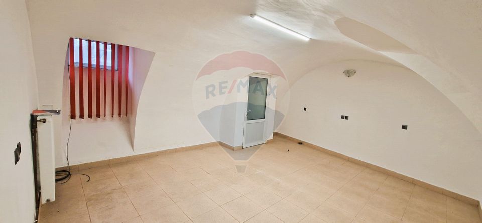 55sq.m Commercial Space for rent, Ultracentral area