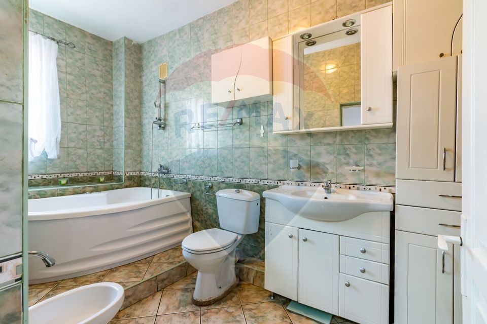 House / Villa with 7 rooms for sale in Giulesti area