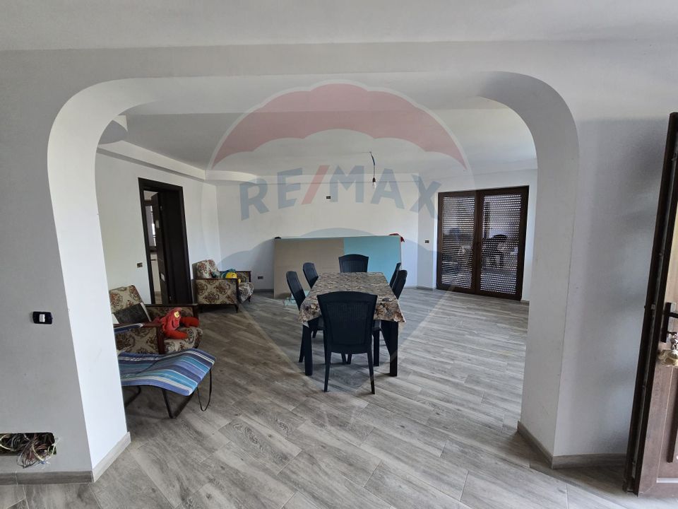 Casă / Vilă cu 4 camere de vânzare în zona Periferie