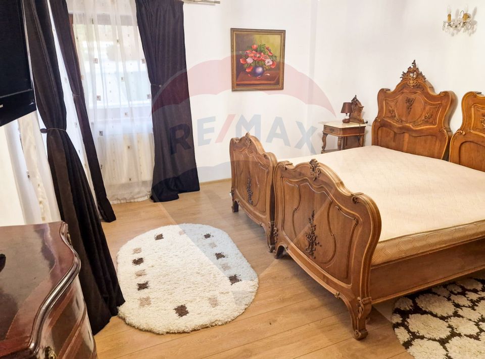 Property Located under Tâmpa composed of 2 Houses and Garden,
