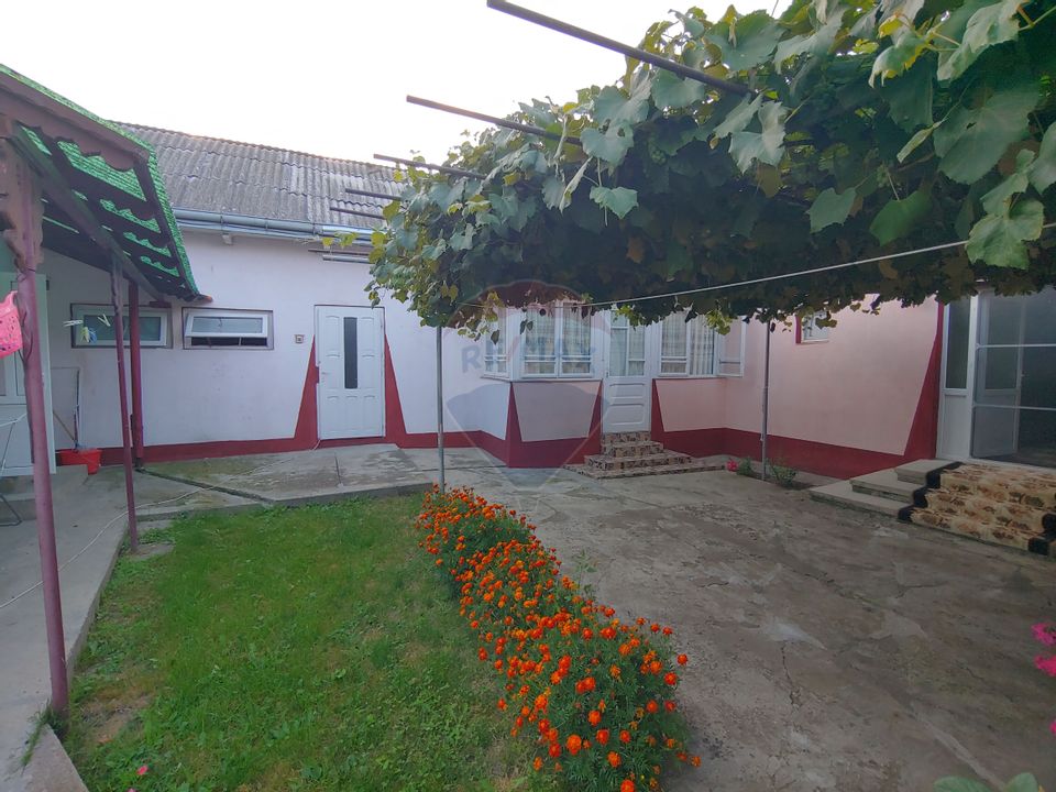 Casă / Vilă cu 5 camere în Topolița-Grumăzești, Neamt