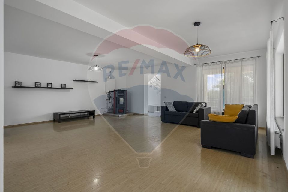 Casa individuala spatioasa cu 6 camere, cu gradina de 572 mp in Gulia